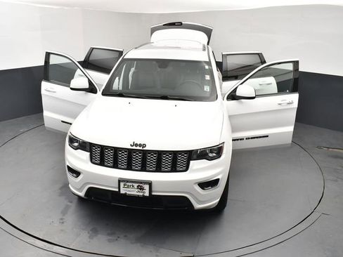 Used 2019 Jeep Grand Cherokee Altitude image 26