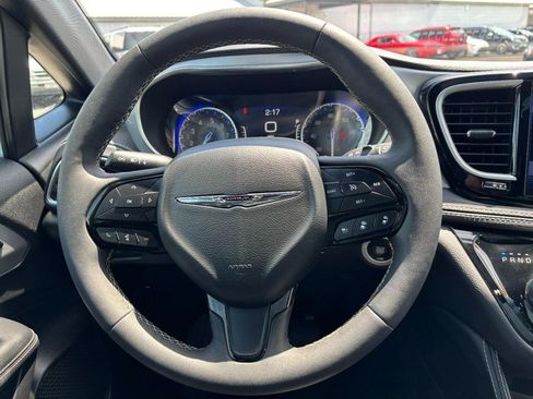 Used 2025 Chrysler Pacifica Limited FWD image 14