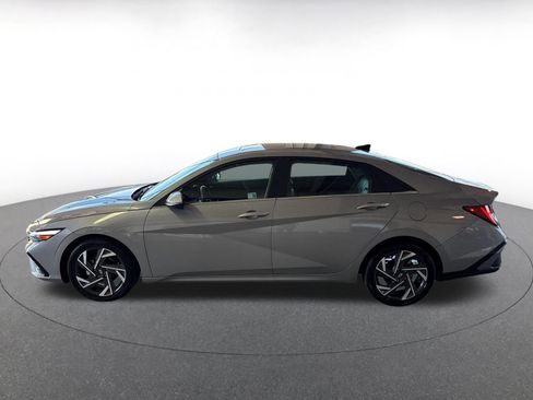 Used 2025 Hyundai Elantra Limited image 3