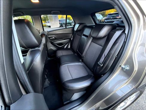 Used 2022 Chevrolet Trax LT w/ LT Convenience Package image 15