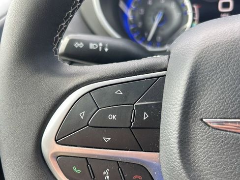 Used 2025 Chrysler Pacifica Select image 28