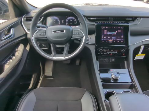 New 2025 Jeep Grand Cherokee Altitude image 14