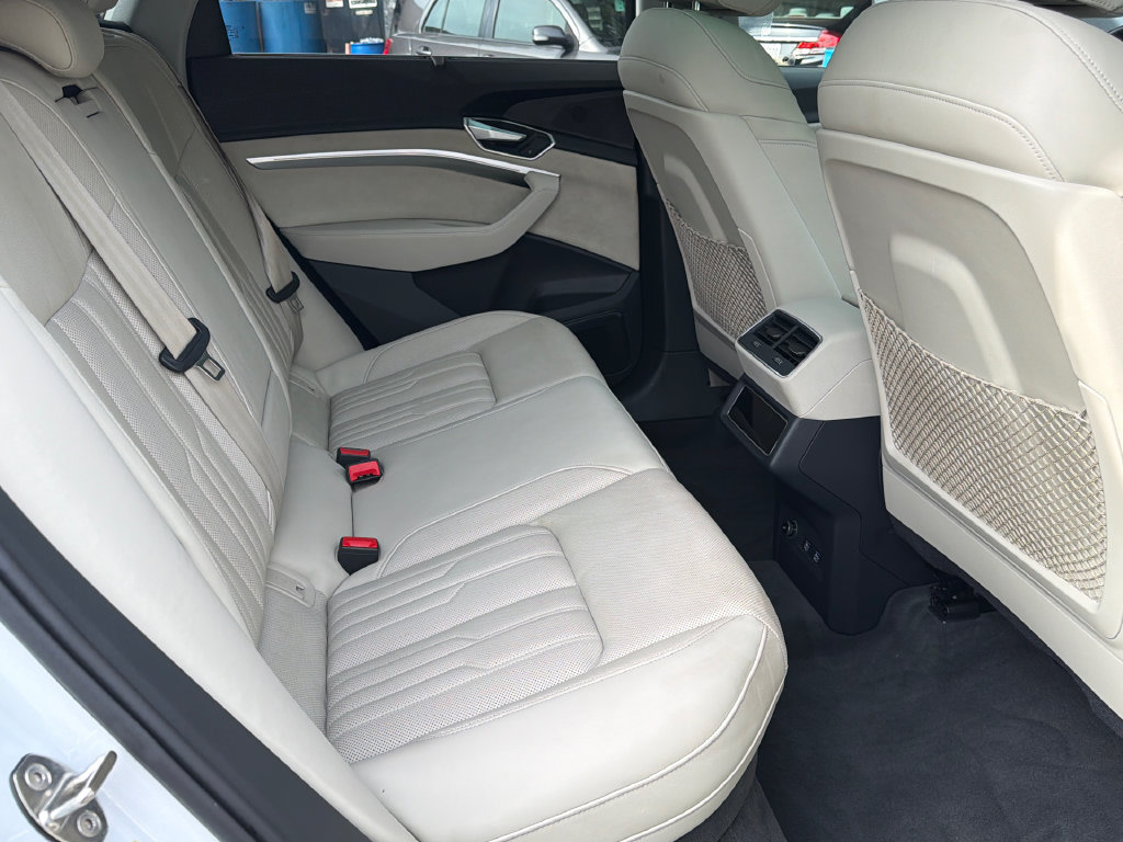 Used 2019 Audi e-tron Prestige w/ Prestige Package AWD/4WD image 13