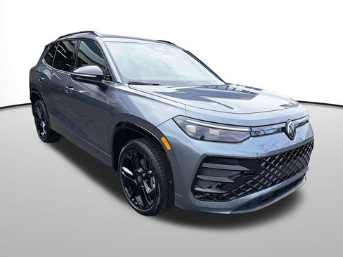 New 2025 Volkswagen Tiguan SE R-Line image 3