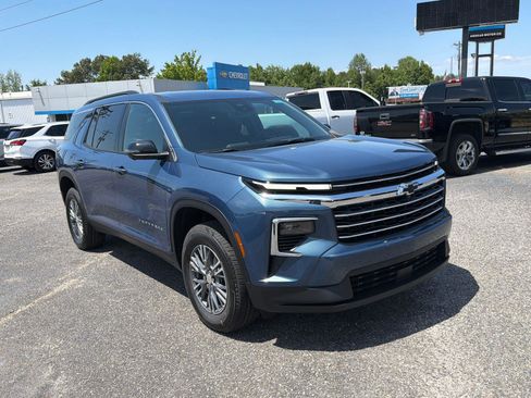 New 2026 Chevrolet Traverse LT w/ Driver Confidence Package AWD/4WD image 3