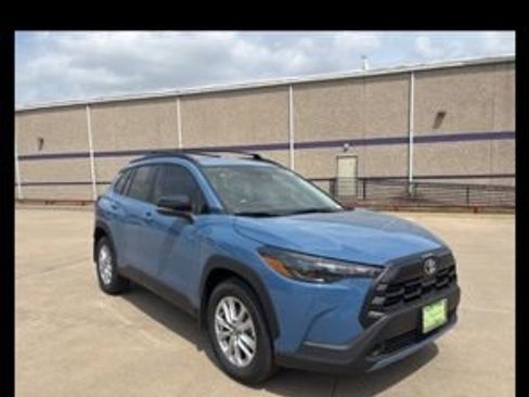 Used 2026 Toyota Corolla Cross LE image 3