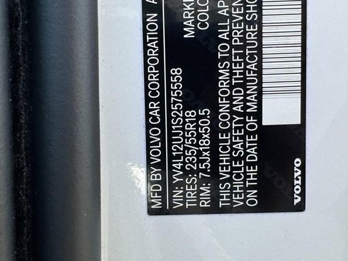 Certified 2025 Volvo XC40 B5 Core image 24