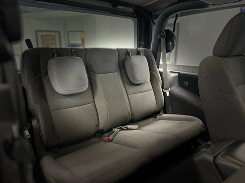 Used 2019 Jeep Wrangler Sport AWD/4WD image 25