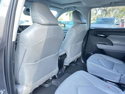 Used 2022 Toyota Highlander XLE image 14