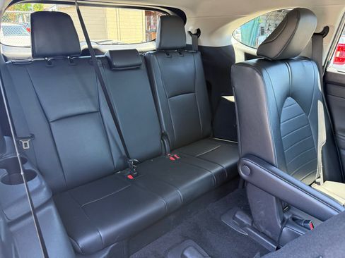 Used 2024 Toyota Highlander XLE AWD/4WD image 21