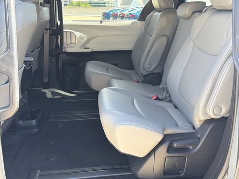 Used 2025 Toyota Sienna XLE FWD image 17