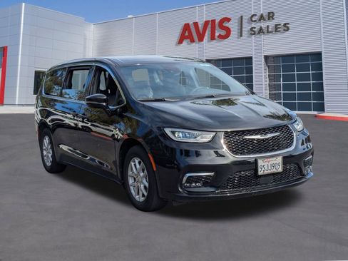 Used 2025 Chrysler Pacifica Select image 3