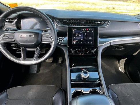 Used 2023 Jeep Grand Cherokee Altitude image 7
