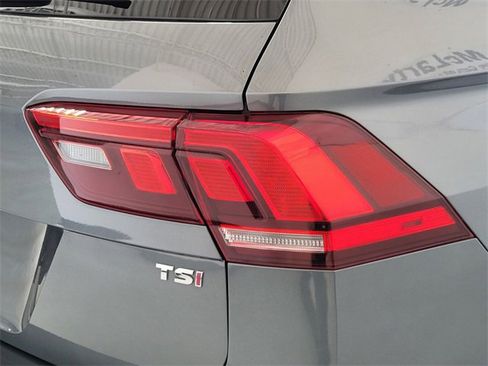 Used 2018 Volkswagen Tiguan S image 40