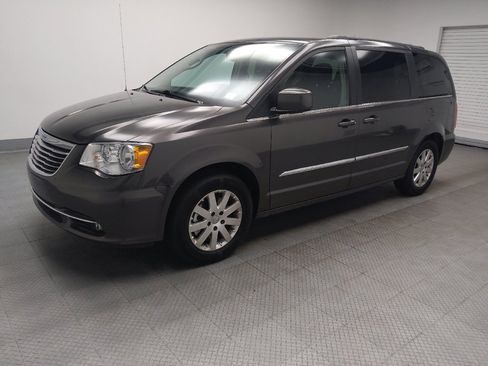 Used 2016 Chrysler Town & Country Touring FWD image 2