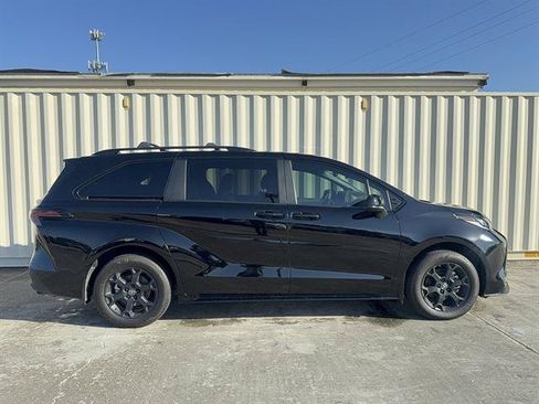 Used 2025 Toyota Sienna XLE Woodland Edition AWD/4WD image 2