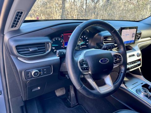 Used 2021 Ford Explorer XLT w/ Equipment Group 202A image 9