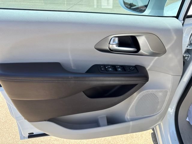 Used 2017 Chrysler Pacifica Touring-L Plus FWD image 7