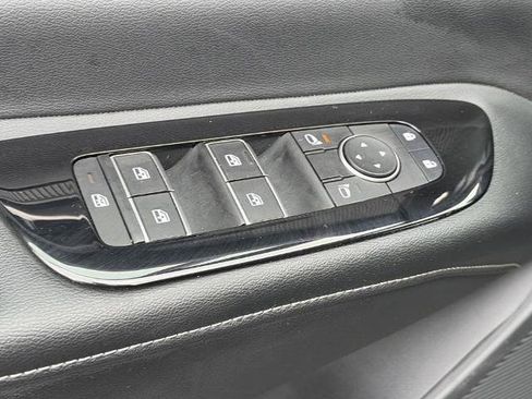 Certified 2025 Nissan Murano SV FWD image 18