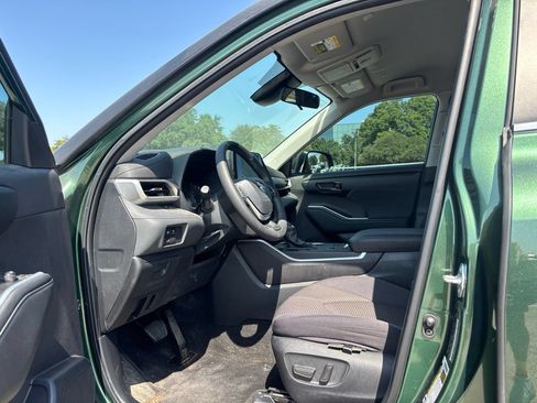 Used 2024 Toyota Highlander LE FWD image 6