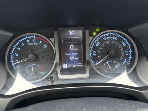 Used 2018 Toyota Tacoma TRD Sport image 27