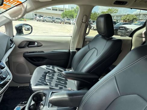 Used 2024 Chrysler Pacifica Touring-L FWD image 15
