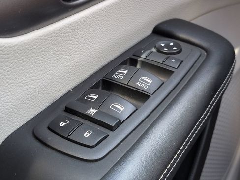 Used 2021 Chrysler Pacifica Touring-L FWD image 23