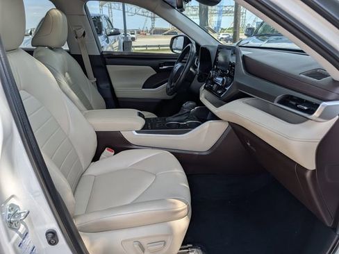 Used 2021 Toyota Highlander XLE AWD/4WD image 34