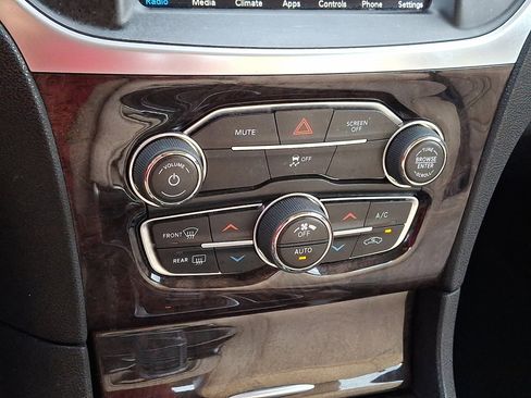 Used 2018 Chrysler 300 Limited image 30