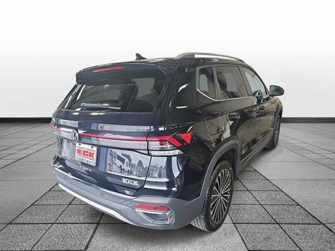 Used 2025 Volkswagen Taos SE FWD image 5