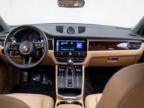 Certified 2025 Porsche Macan image 11