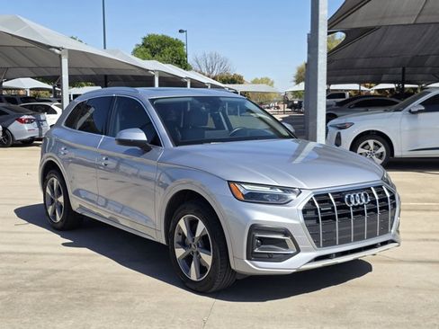 Used 2023 Audi Q5 Premium w/ Convenience Package image 3