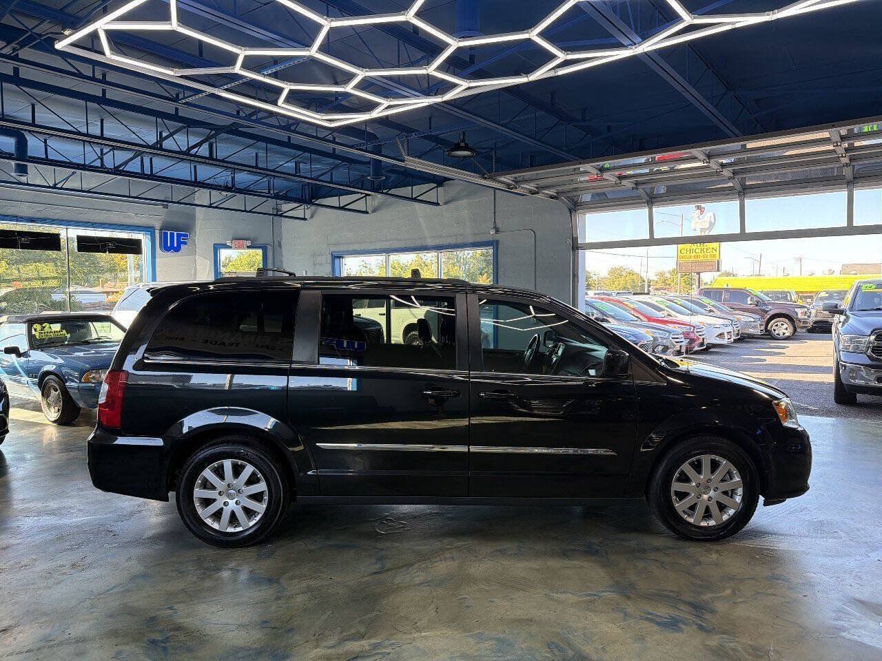 Used 2016 Chrysler Town & Country Touring FWD image 8