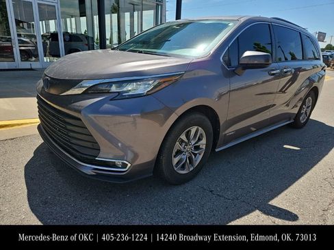 Used 2021 Toyota Sienna XLE FWD image 1