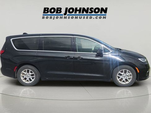 Used 2023 Chrysler Pacifica Touring-L FWD image 2
