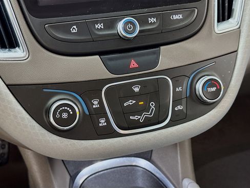 Used 2017 Chevrolet Malibu LT image 16