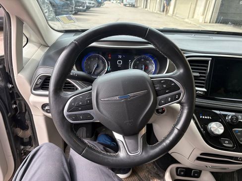 Used 2021 Chrysler Pacifica Touring-L AWD/4WD image 17