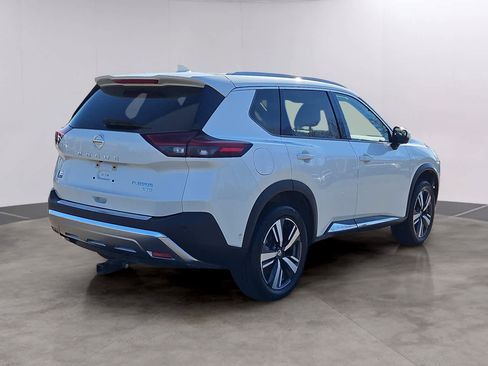 Used 2021 Nissan Rogue Platinum image 4