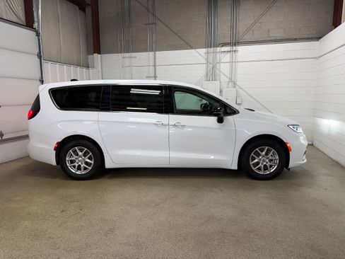 Used 2024 Chrysler Pacifica Touring-L FWD image 6