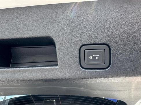 Used 2025 Chevrolet Traverse RS FWD image 11