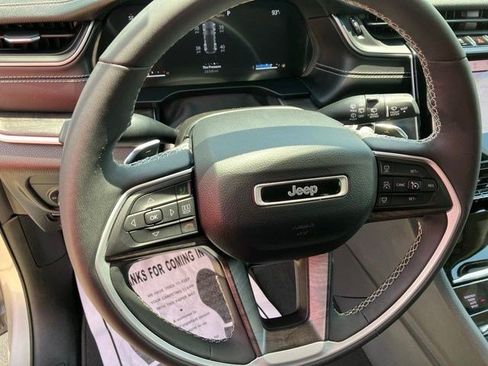 Certified 2023 Jeep Grand Cherokee Limited w/ Luxury Tech Group II AWD/4WD image 15