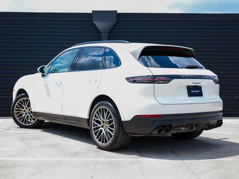 Certified 2023 Porsche Cayenne Platinum Edition image 3