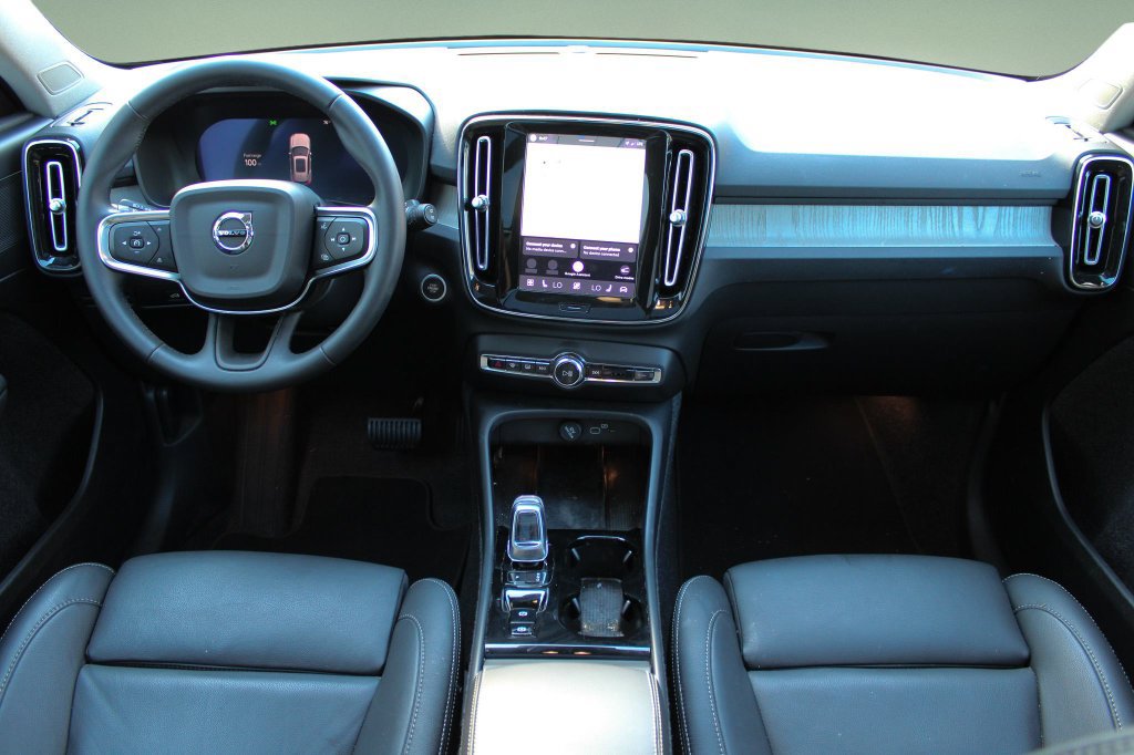 Certified 2025 Volvo XC40 B5 Plus AWD/4WD image 19
