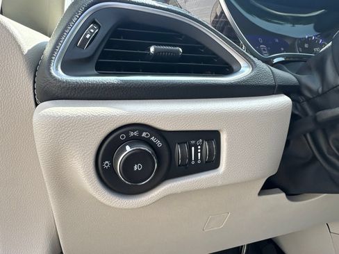 Used 2023 Chrysler Pacifica Limited w/ Uconnect Theater Family Group FWD image 39