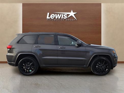 Used 2017 Jeep Grand Cherokee Altitude image 5