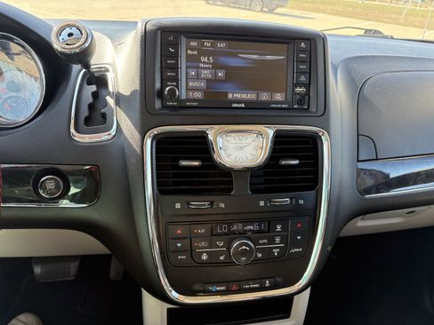 Used 2014 Chrysler Town & Country Touring-L w/ Driver Convenience Group image 17