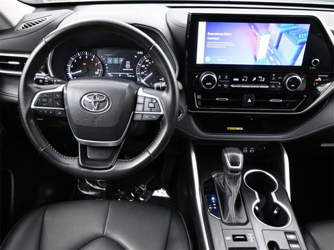 Used 2023 Toyota Highlander XLE image 5