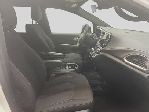Used 2023 Chrysler Pacifica Touring FWD image 9
