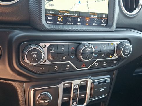 Used 2020 Jeep Gladiator Overland AWD/4WD image 15