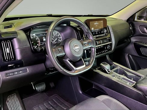 Used 2025 Nissan Pathfinder SV FWD image 17